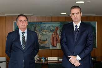 Bolsonaro  assinou na manhã desta segunda-feira (4) o termo de posse de Rolando Alexandre de Souza, novo diretor-geral da Polícia Federal