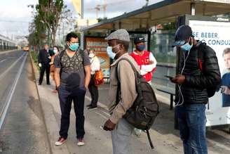 Pessoas com máscaras de proteção em ponto de ônibus em Lisboa
04/05/2020 REUTERS/Rafael Marchante
