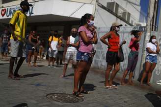 Fila na Caixa, no Rio de Janeiro, para retirar ajuda do governo pelo coronavírus
 5//5/2020 REUTERS/Pilar Olivares
