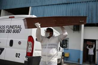 Funcionários de  SOS Funeral em Manaus 
5/5/2020  REUTERS/Bruno Kelly