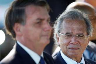 Presidente Jair Bolsonaro e ministro da Economia, Paulo Guedes, em frente ao Palácio da Alvorada
27/04/2020 REUTERS/Ueslei Marcelino