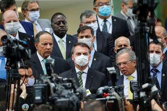 Presidente Jair Bolsonaro, ao lado de ministros, políticos e empresários, do lado de fora do STF
07/05/2020
REUTERS/Adriano Machado