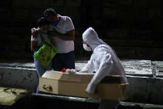 Família acompanha enterro de criança de 1 ano morta por Covid-19 no Rio de Janeiro (RJ) 
08/05/2020
REUTERS/Pilar Olivares