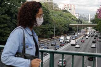 Trânsito de veículos na Avenida 23 de Maio, zona sul de São Paulo, na manhã desta sexta-feira, 08, durante o período de quarentena em vigor no estado em razão da pandemia de coronavírus.