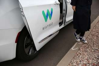 Pessoa desce de carro autônomo da Waymo. 29/11/2018. REUTERS/Caitlin O’Hara