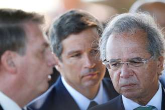 Ministro da Economia, Paulo Guedes, fala próximo a Bolsonaro e ao presidente do BC, Roberto Campos Neto
27/04/2020
REUTERS/Ueslei Marcelino