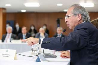 Guedes pediu ao presidente pelo veto do artigo que salvou algumas categorias do congelamento.