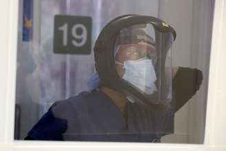 Enfermeira atende paciente com coronavírus em um hospital na Califórnia, nos EUA