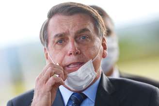 Presidente Jair Bolsonaro ajusta máscara ao deixar o Palácio da Alvorada, em Brasília
13/05/2020
REUTERS/Adriano Machado  