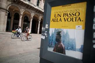 Pessoas usando máscaras andam de bicicleta por milão, com a Itália gradualmente relaxando medidas de isolamento social em meio à pandemia da Cvoid-19. 16/5/2020. REUTERS/Alessandro Garofalo