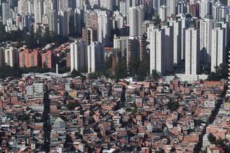 Vista aérea de região da periferia São Paulo. 2/4/2020.  REUTERS/Amanda Perobelli