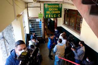 Jornalistas aguardam enquanto promotores anunciarem investigação de possível corrupção, incluindo o Ministro da Saúde, na compra de respiradores para combate à Covid-19), na Bolívia. 20/5/2020. REUTERS/David Mercado