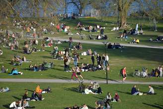 População aproveita a primavera em parque em Stockholm, na Suécia