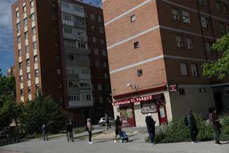 Pessoas fazem fila para receber doações durante a pandemia do coronavírus em Madri
16/05/2020
REUTERS/Susana Vera