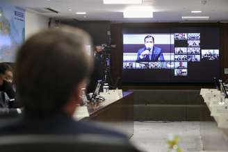 Jair Bolsonaro faz videoconferência com governadores