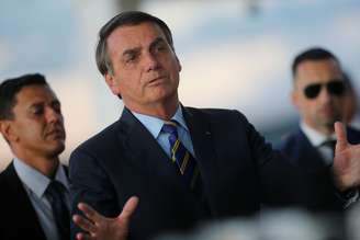 Bolsonaro fala com jornalistas ao chegar ao Palácio da Alvorada 
31/3/2020 REUTERS/Adriano Machado