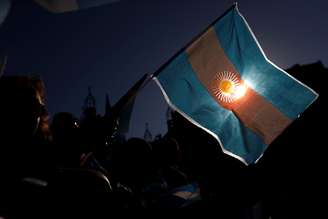 Bandeira da Argentina é erguida. 24/10/2019. REUTERS/Carlos Garcia Rawlins.