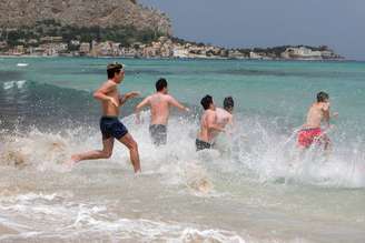 Primeiro dia de reabertura das praias em Palermo, na Sicília, em 18 de maio