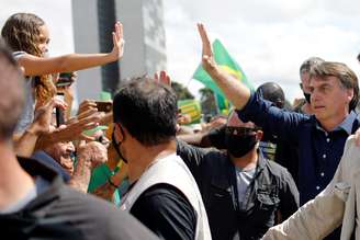 Bolsonaro cumprimenta apoiadores durante ato na frente do Palácio do Planalto, em Brasília
 24/5/2020 REUTERS/Adriano Machado