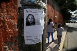 Cartaz com foto de Alicia Cortez Lara, considerada desaparecida e encontrada morta em Ecatepec, 
 2/3/2020 REUTERS/Luis Cortes