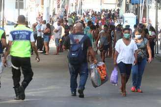 Aglomeração de pessoas no bairro de São João de Meriti, em meio à pandemia