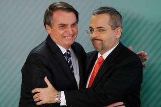Bolsonaro e Weintraub se abraçam em cerimônia no Palácio do Planalto no ano passado
09/04/2019
REUTERS/Adriano Machado