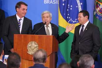 O presidente Jair Bolsonaro, General Augusto Heleno e o vice presidente Hamilton Mourão em solenidade
