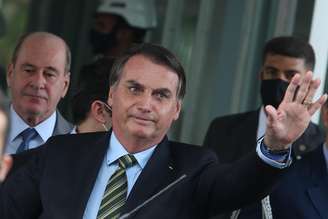 Bolsonaro afirma que atendeu a alguns partidos e trocou cargos