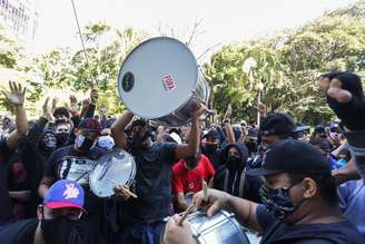 Manifestantes pró-democracia e contrários ao presidente Jair Bolsonaro protestam em frente ao Museu de Arte de São Paulo (Masp), na Avenida Paulista