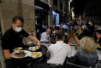 Clientes desfrutam de jantar em restaurante de Nantes após flexibilização da quarentena
02/06/2020
REUTERS/Stephane Mahe