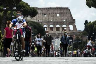 Movimentação em frente ao Coliseu de Roma, já reaberto ao público