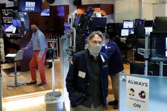 Operadores trabalham com máscaras de proteção na Bolsa de Nova York, EUA
27/05/2020
REUTERS/Lucas Jackson