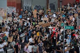 Manifestantes protestam contra o racismo em Nova York
03/06/2020 REUTERS/Brendan Mcdermid