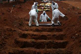 Coveiros com trajes de proteção enterram homem morto pela Covid-19 em cemintério em São Paulo
04/06/2020
REUTERS/Amanda Perobelli