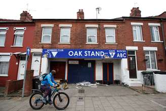 Ciclista passa por entrada vazia de estádio na cidade de Luton, no Reino Unido, em meio a pandemia de coronavírus
04/07/2020
REUTERS/Paul Childs