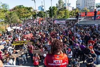 Movimentação de manifestantes contra governo federal e anti-racismo no Largo da Batata, em Pinheiros, zona oeste de Sao Paulo, neste domingo