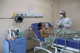 Médico indígena trata paciente indígena infectado com o coronavírus em hospital de Manaus
03/06/2020
REUTERS/Bruno Kelly