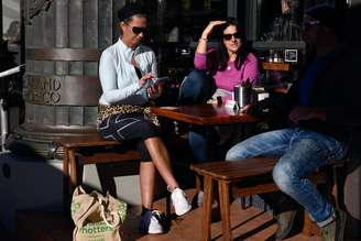Clientes de café na Nova Zelândia conversam na área externa após suspensão total de restrições 
09/06/2020
REUTERS/Tatsiana Chypsanava