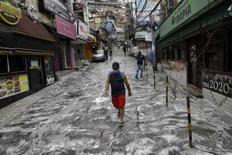 Homem passa por rua desinfectada em meio ao surto de Covid-19 na favela da Rocinha, no Rio de Janeiro
10/04/2020
REUTERS/Ricardo Moraes 