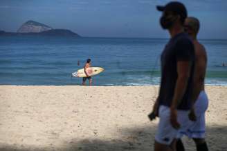 Pessoas transitam pela praia de Ipanema. 07/06/2020. Reuters/Pilar Olivares.
