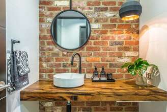 1. A parede com tijolo à vista é uma ótima ideia para decorar banheiros rústicos – Foto: Houzz