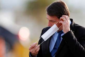 Presidente Jair Bolsonaro coloca máscara de proteção em Brasília
09/06/2020 REUTERS/Adriano Machado