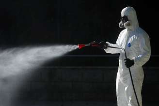 Funcionário desinfeta prédio residencial em Roma
12/06/2020
REUTERS/Guglielmo Mangiapane