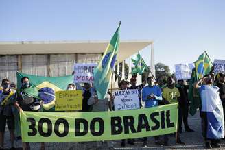 Simpatizantes do presidente da República, Jair Bolsonaro, entre eles integrantes do grupo "300 do Brasil", realizam manifestação na Praça dos Três Poderes, em Brasília