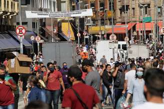 Movimento na região da Rua 25 de Março, área de comércio popular na região central de São Paulo, neste sábado, 13