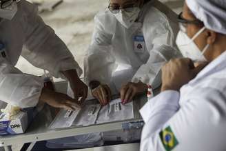 Funcionários de saúde conduzem testes de Covid-19 no Rio de Janeiro
15/06/2020 REUTERS/Ricardo Moraes
