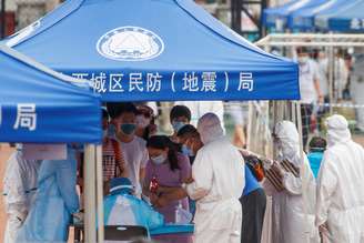 Moradores de Pequim aguardam para ser testados após surto repentino de Covid-19
15/06/2020
REUTERS/Thomas Peter/