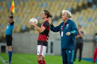 Não pode: Jorge Jesus tirou a máscara no banco de reservas, durante o jogo (Foto: Alexandre Vidal/Flamengo)