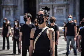 Flash mob de artistas em Milão para pedir apoio do governo à categoria