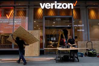 Pessoam trabalham no repado de um loja da Verizon. 2/6/2020. REUTERS/Brendan McDermid